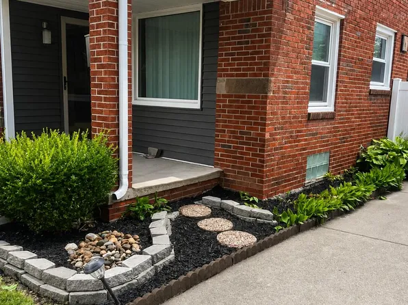 21211 Newcastle Rd, Harper Woods, MI 48225