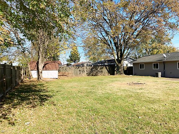 3rd image of 2 Watertown Cir