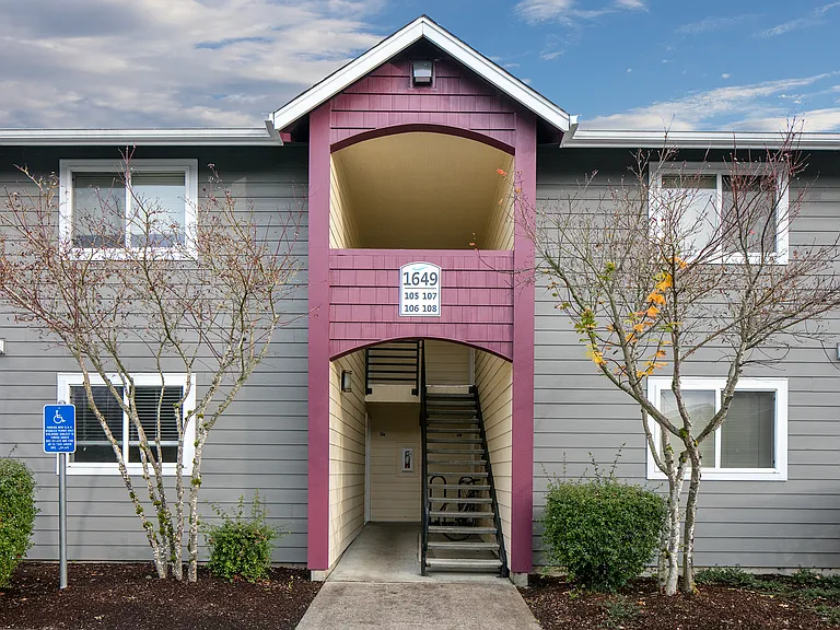 Creekside & Spring Creek apartments community photo