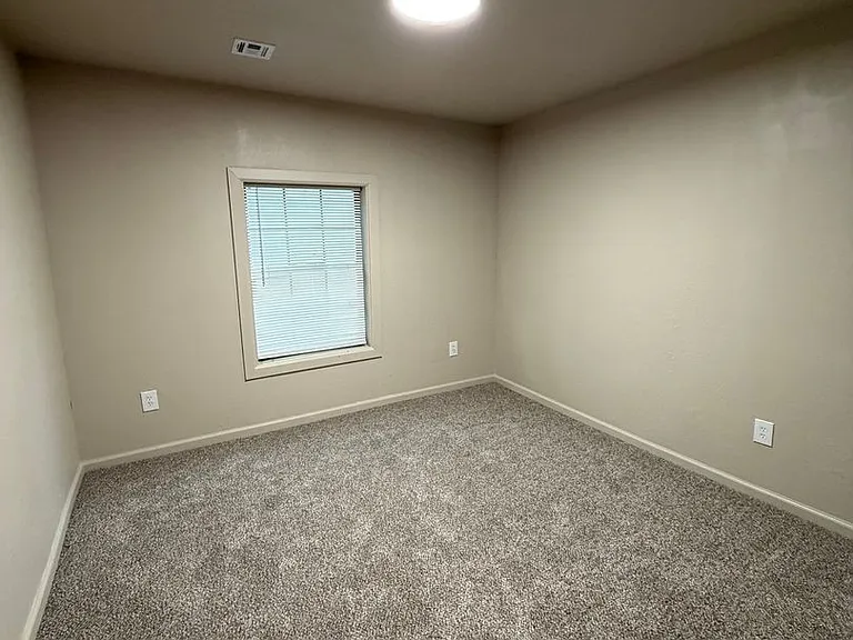 712 Coyne St — Photo 6