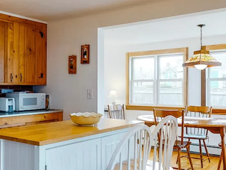 19 Shore Rd — Photo 2