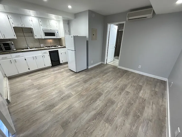 10814-10818 Blix St #10814-814-B2 — Photo 3