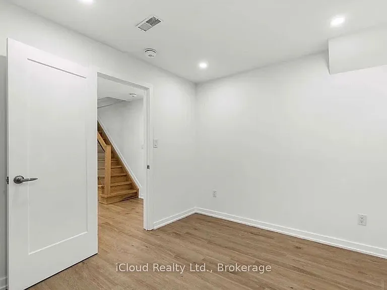 386 Coxwell Ave — Photo 16
