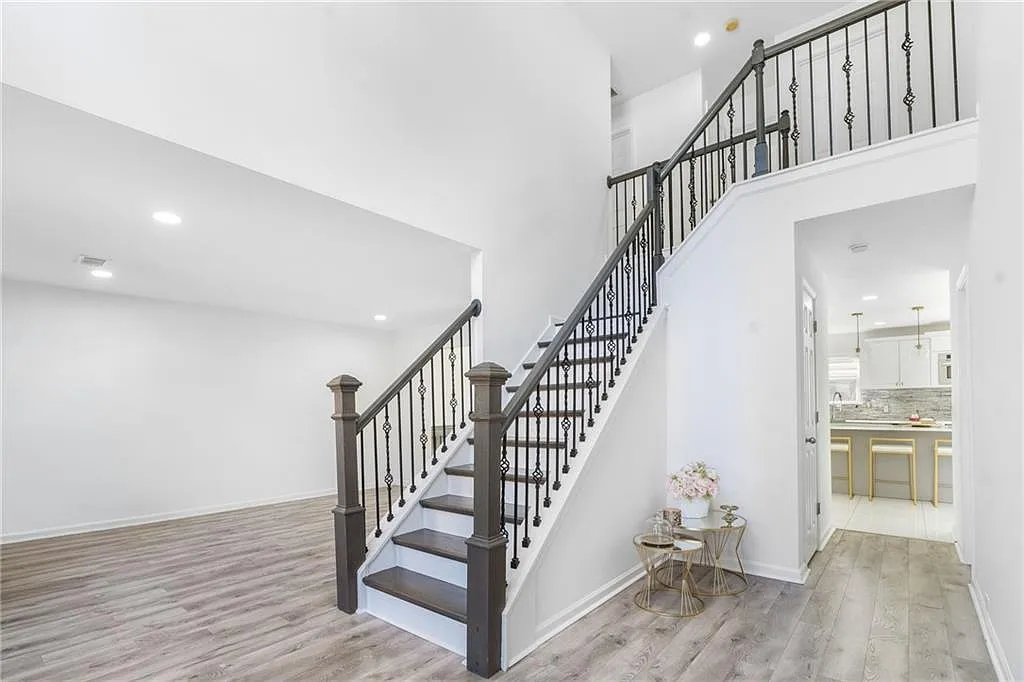 6 bed, 3.0 bath, 3440 sqft, $3,400 — Photo 3