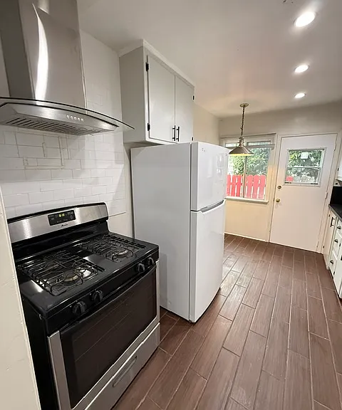 515 Thompson Ave #B — Photo 4