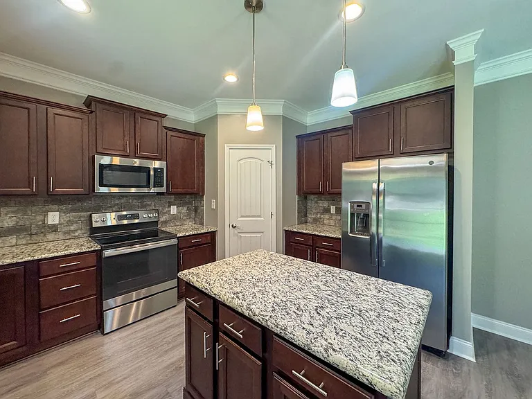 7550 Hillside Ave — Photo 6