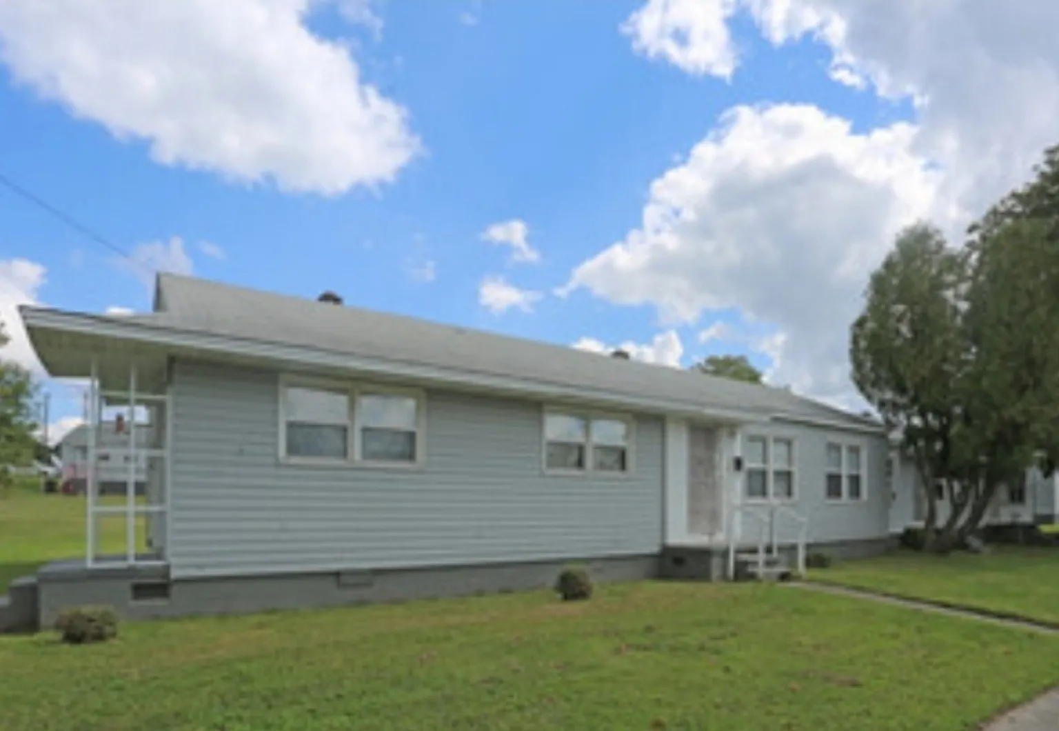 3 bed, 875 sqft, $990 — Photo 2