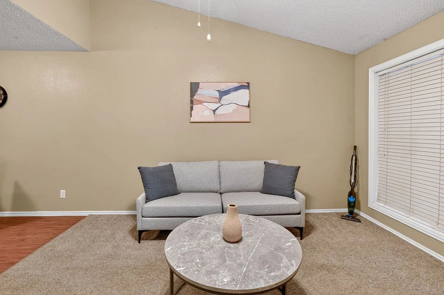 2 bed, 1.0 bath, 9515 sqft, $1,614 — Photo 2