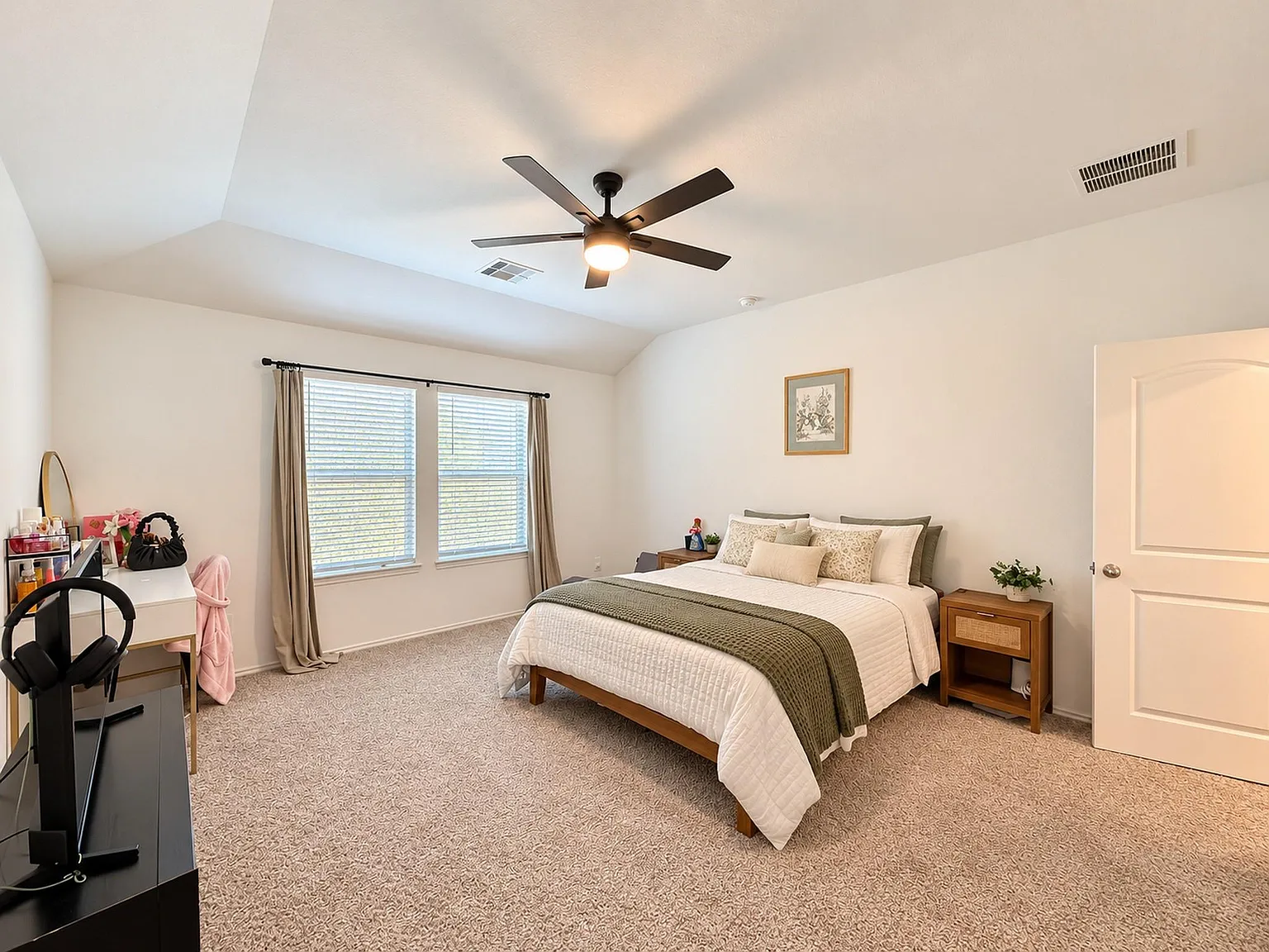 3 bed, 2.0 bath, 1566 sqft, $2,000 — Photo 4