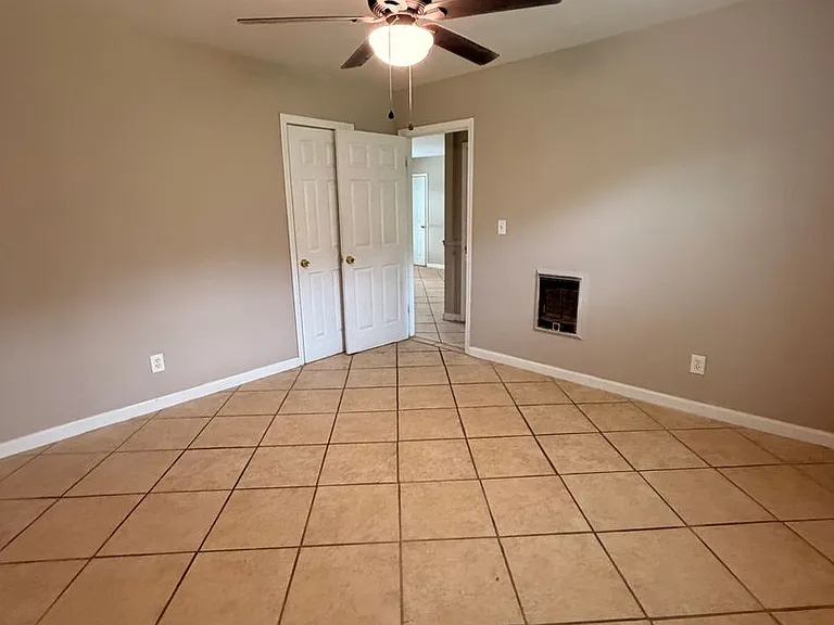 612-614 N College Dr — Photo 13