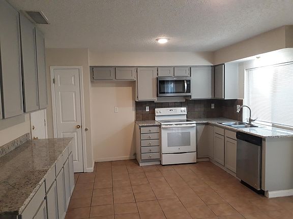 5th image of 549 Village Dr
