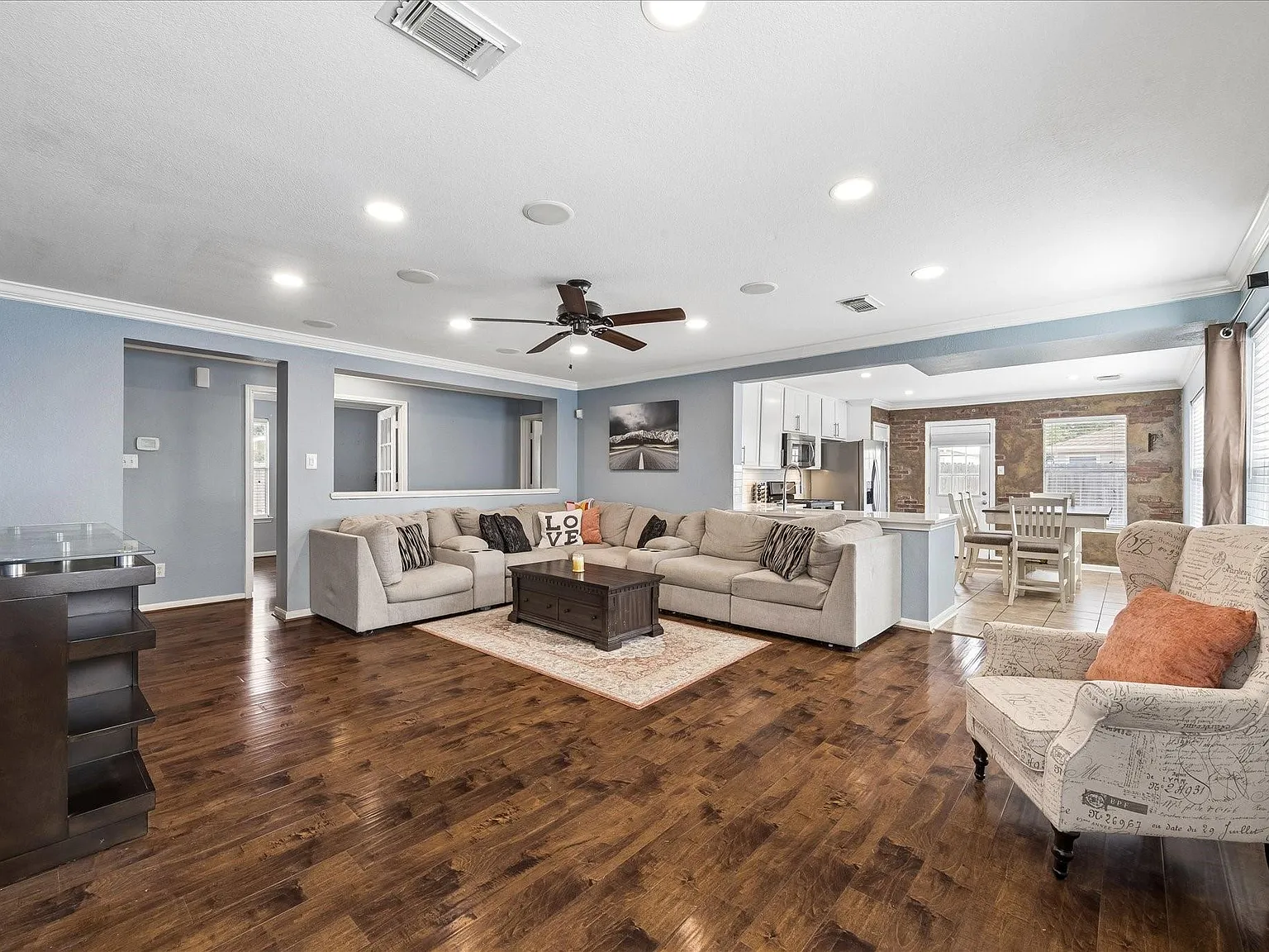 3 bed, 2.0 bath, 1563 sqft, $1,950 — Photo 2