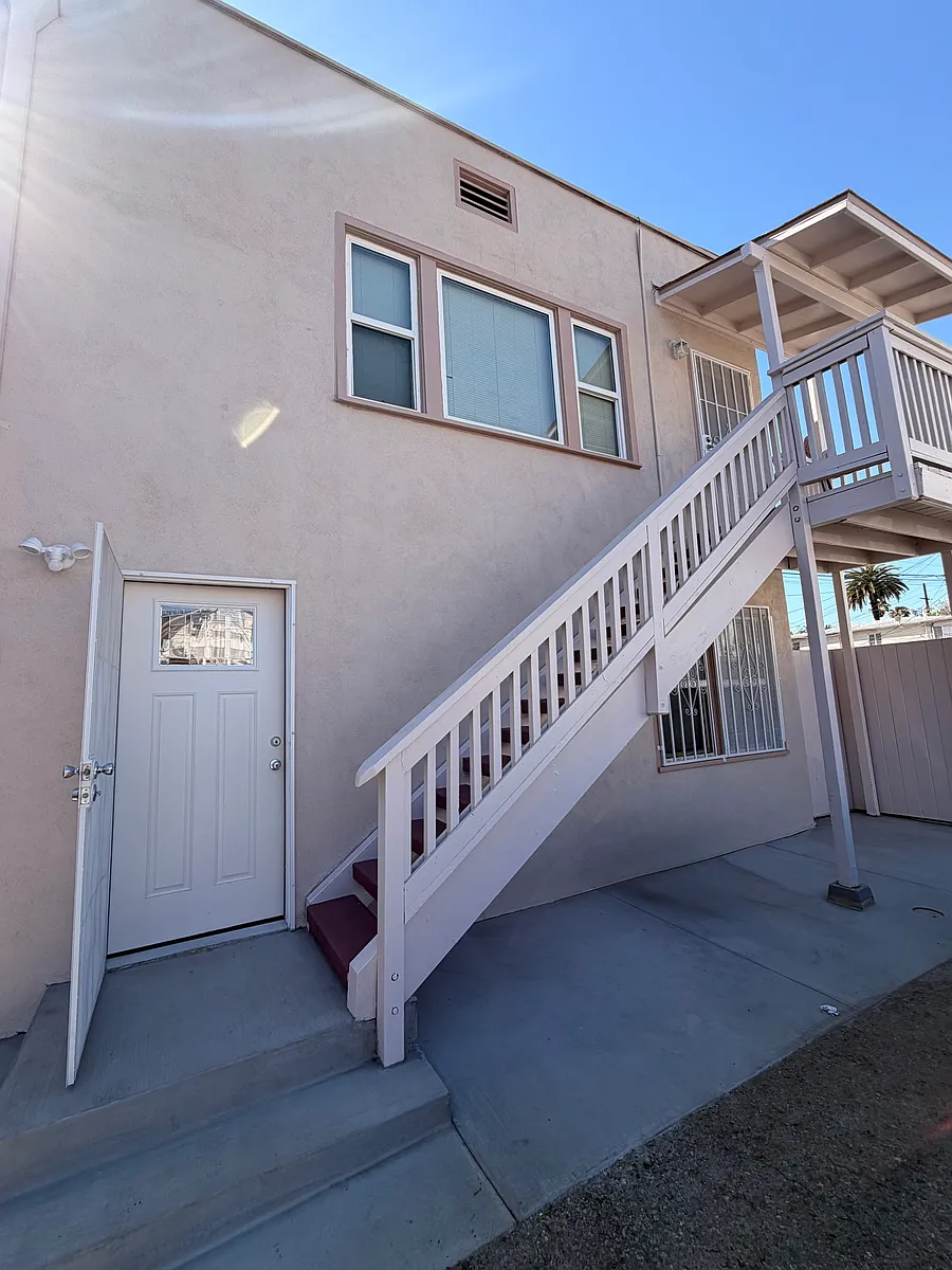 Bottom Apartment - Cedar Ave