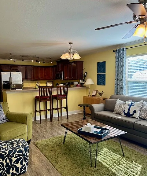 Living area with lots of light. Corner end unit.