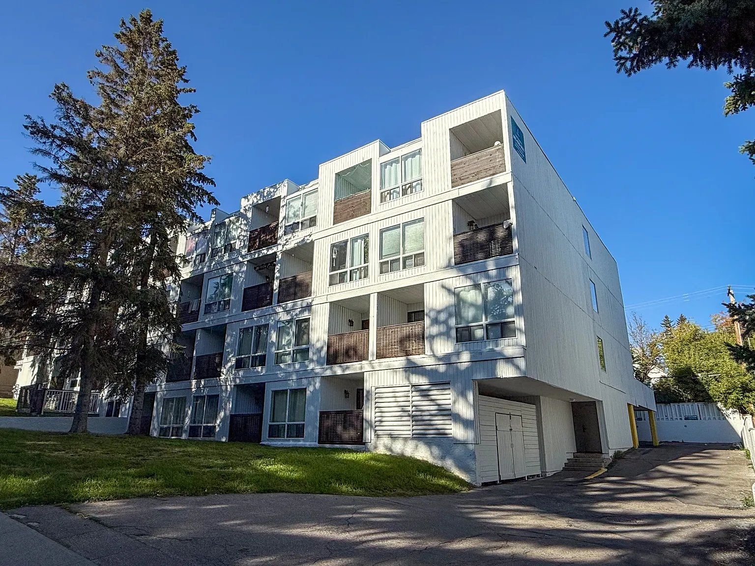 Sunview Manor — Photo 1
