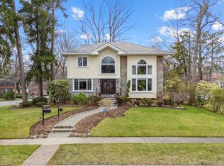 26 Somerset Dr N, Great Neck, NY 11020