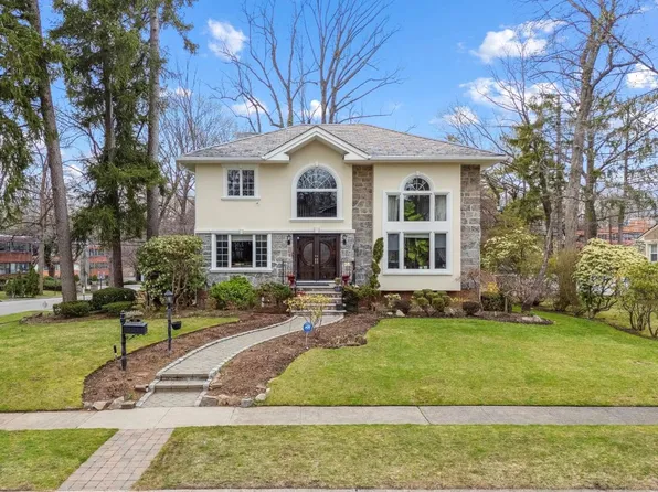 26 SOMERSET Drive N, University Gardens, NY 11020