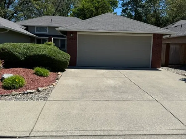 1323 Golden Park Dr #B, Grants Pass, OR 97527