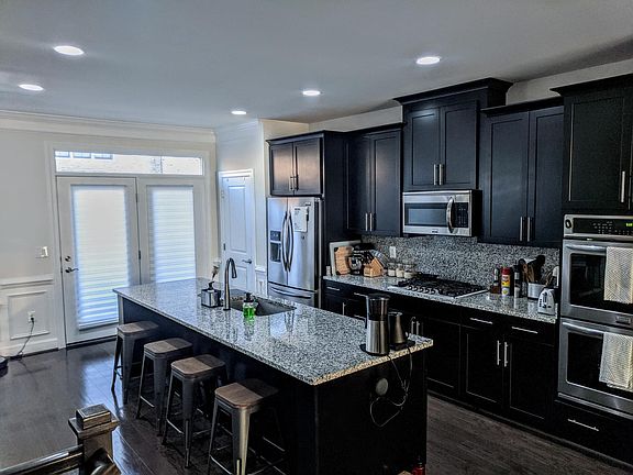 Gourmet kitchen! Large island, 5 burner stove, double ovens!