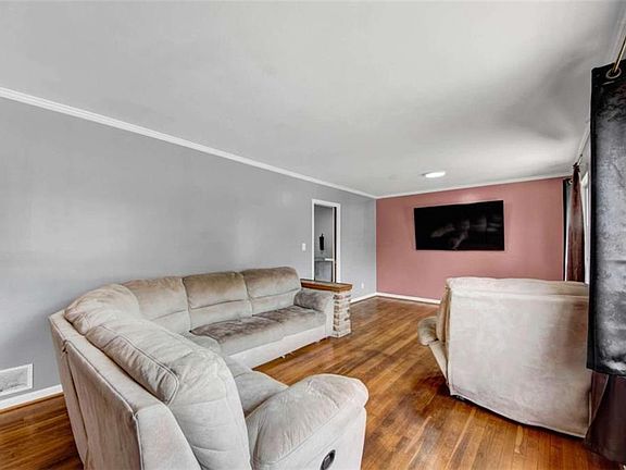 5th image of 5605 Scofield Rd S