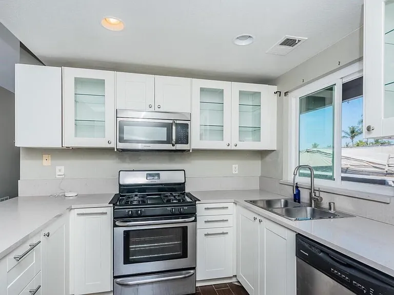 1370 Palomar Pl — Photo 2