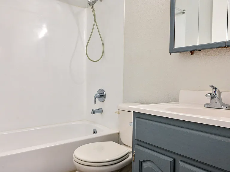 Kentwood Apartments — Photo 31