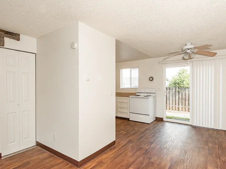 Cinnamon Square Apartments — Photo 7
