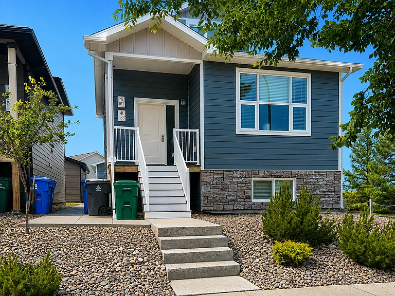 118 Sunridge Blvd W #UPPER LEVEL — Photo 1