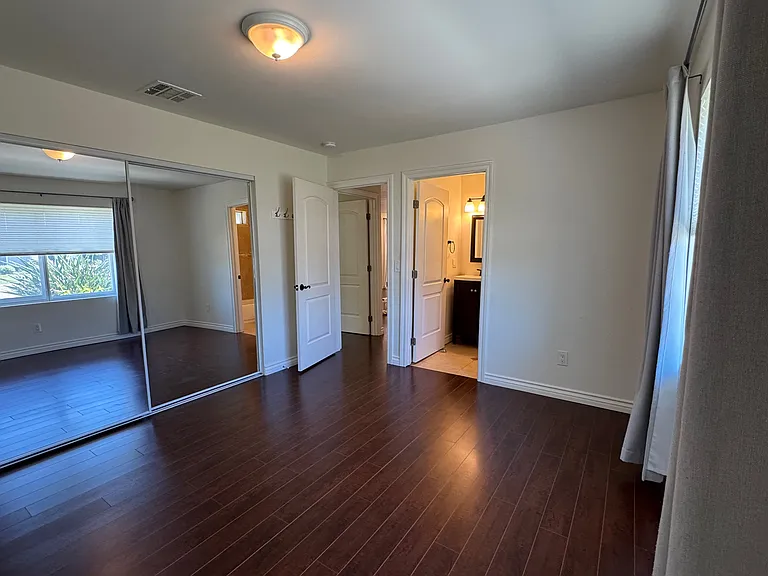 24224 Victory Blvd — Photo 9