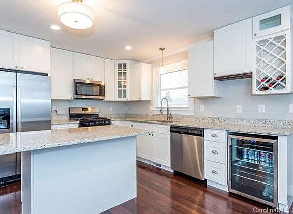 4th image of 2030 Cambridge Dr