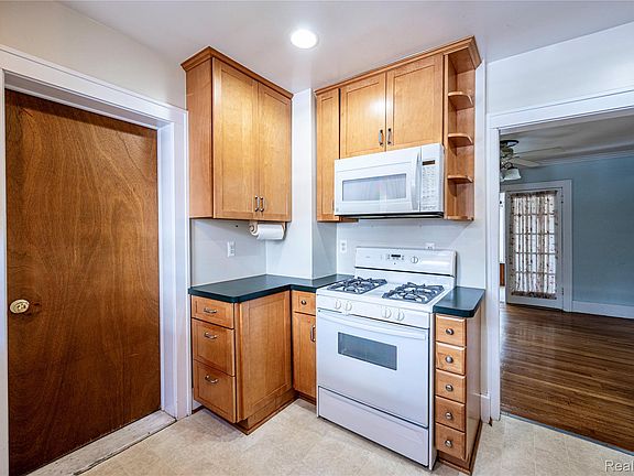 4th image of 1037 Longfellow Ave