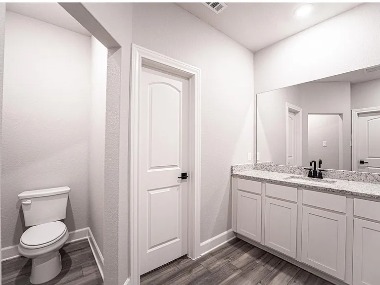 905 Calhoun Dr — Photo 3