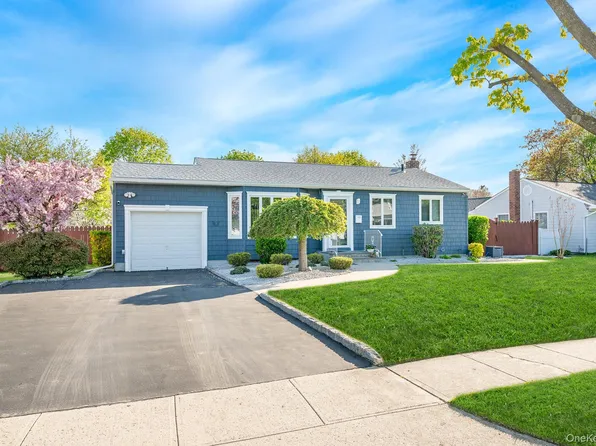 18 Byron Road, Commack, NY 11725
