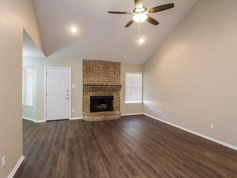 900 Vicksburg Ln — Photo 3