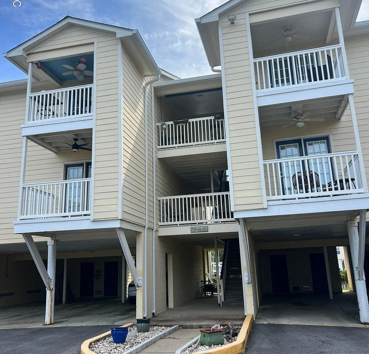 2 bed, 2.0 bath, 1200 sqft, $2,700 — Photo 1