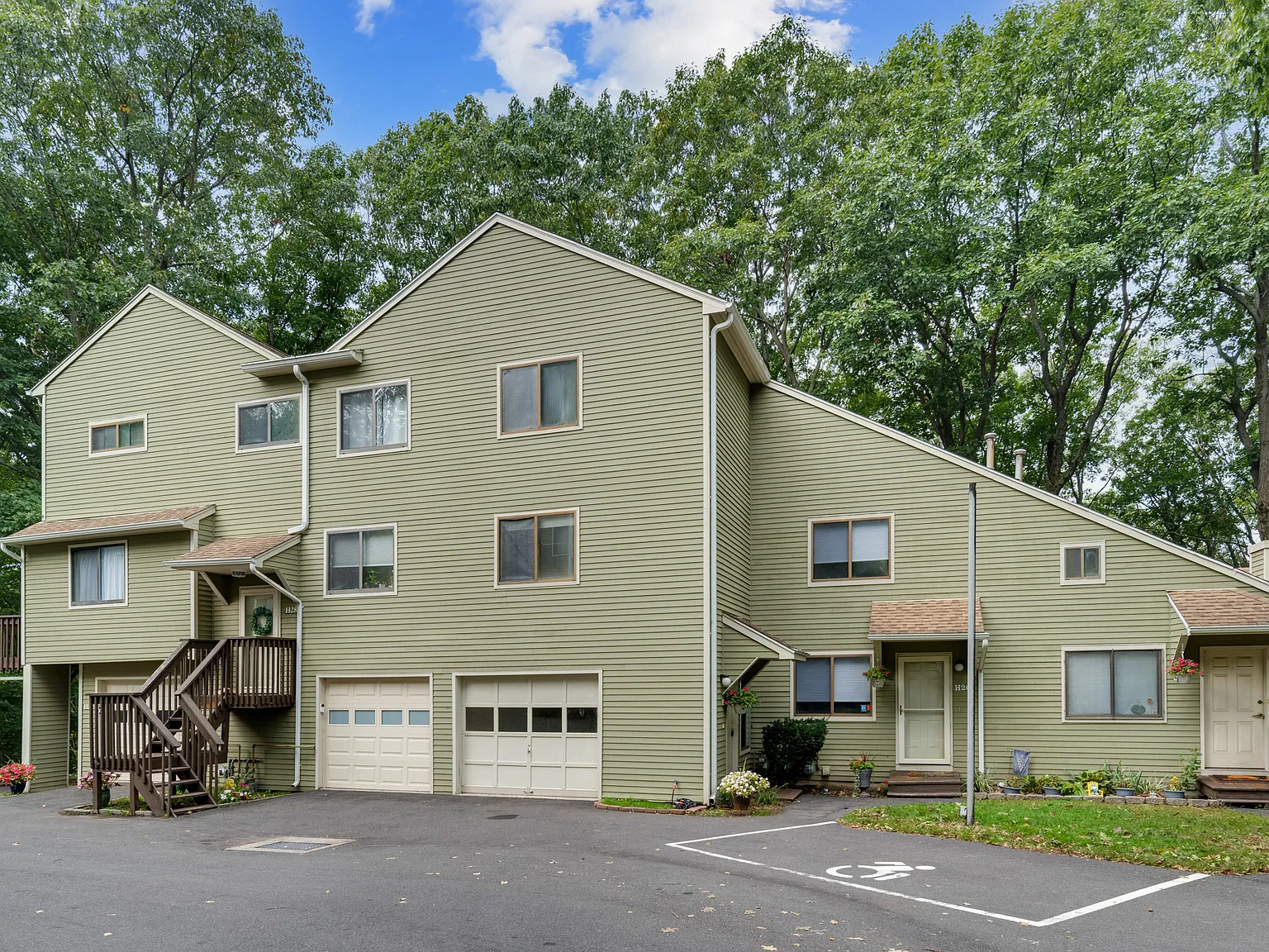 40 Foxon Hill Rd — Photo 1
