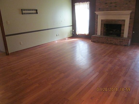 3rd image of 215 Larkspur Ln