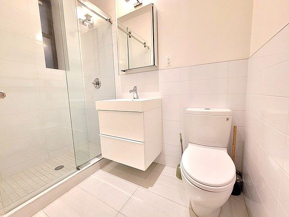 5th image of 1413 York Ave APT 1A