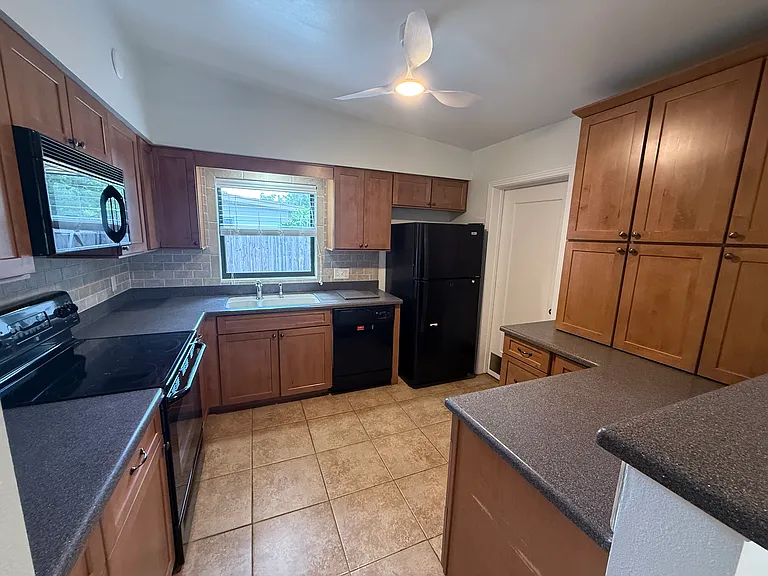 1324 Catalpa Ln — Photo 12