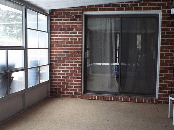 3rd image of 1739 Saxon Blvd
