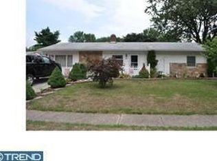 22 Tamarack Ln, Levittown, PA 19054