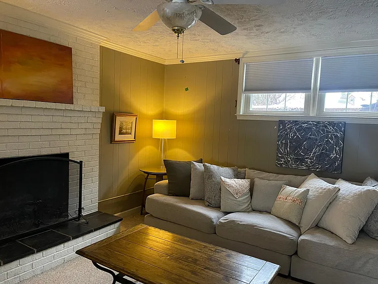 725 Ridgewood Rd — Photo 2