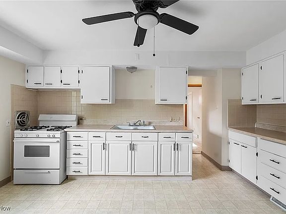 3rd image of 1688 Tanglewood Dr