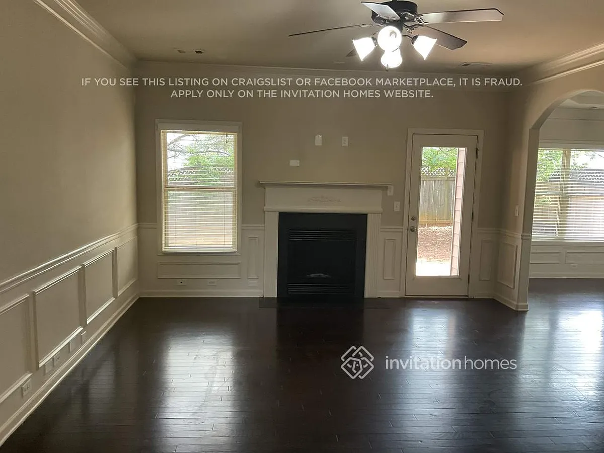 Building Photo - 3911 Lake Manor Way