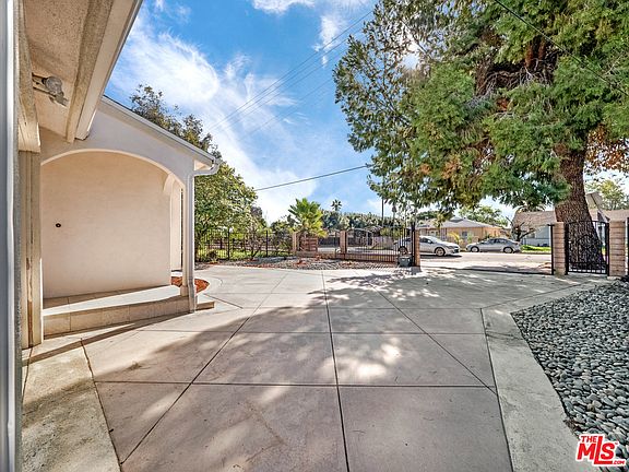 4th image of 11909 Strathern St