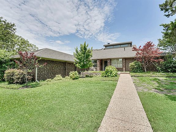 yard impeccably maintained weekly by landscaping service