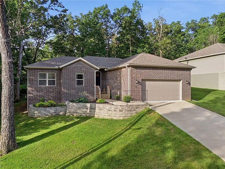 8 Leyland Dr — Photo 2