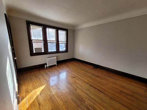 3rd image of 895 Beaconsfield Ave #1S