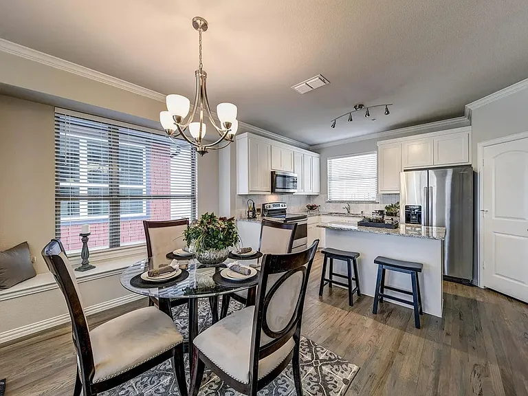 Lamar Townhomes — Photo 8
