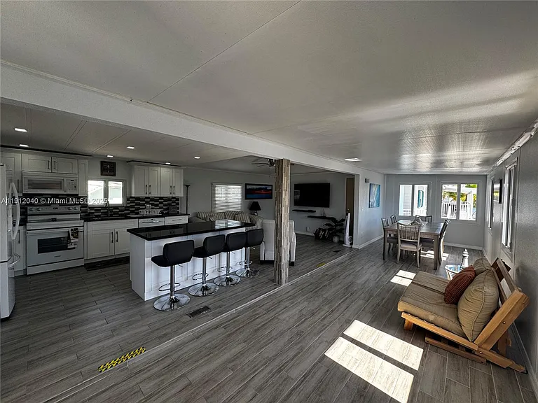 228 Orchid St — Photo 7